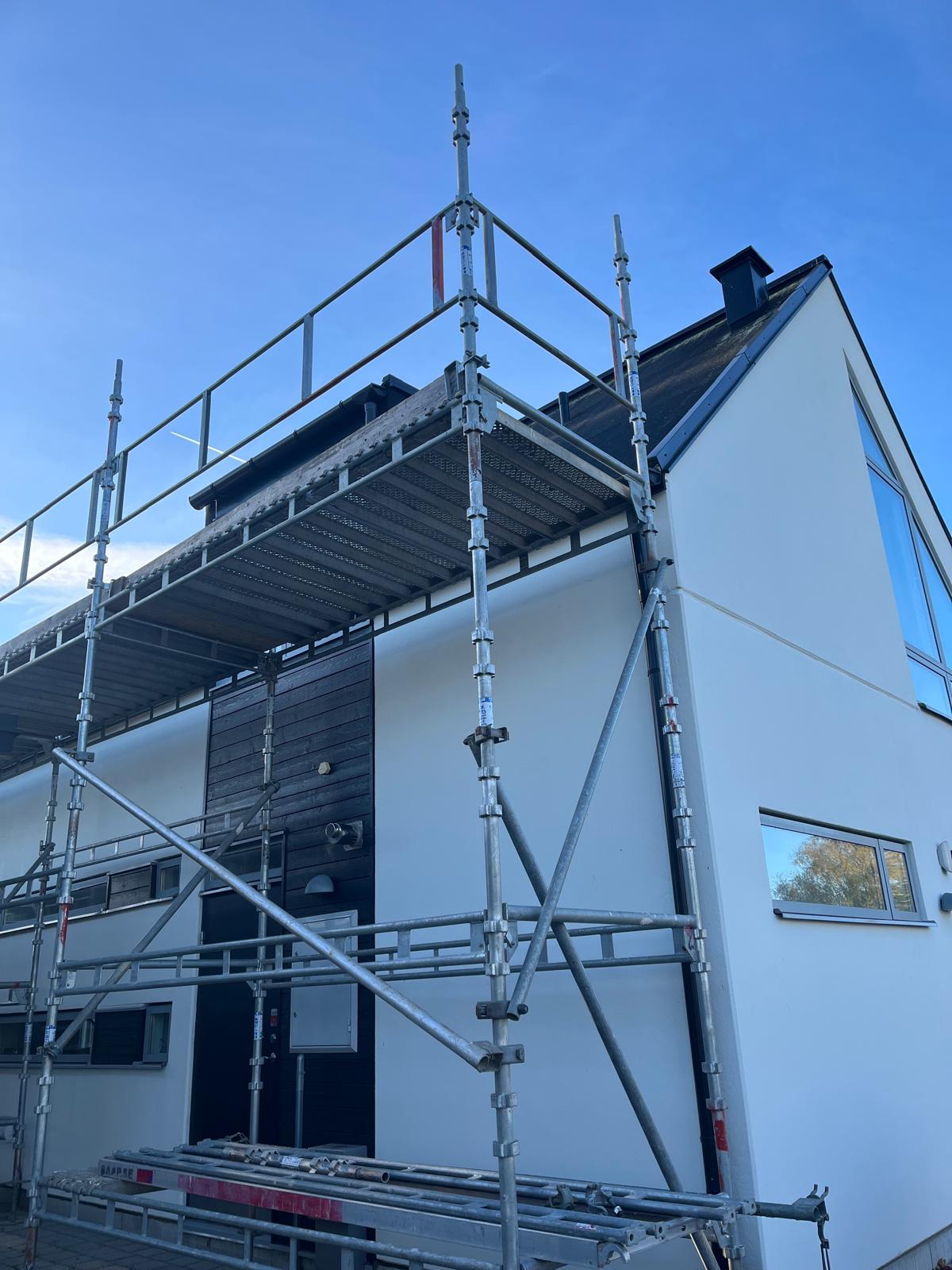 Byggnadsställning kring villa under takbyte